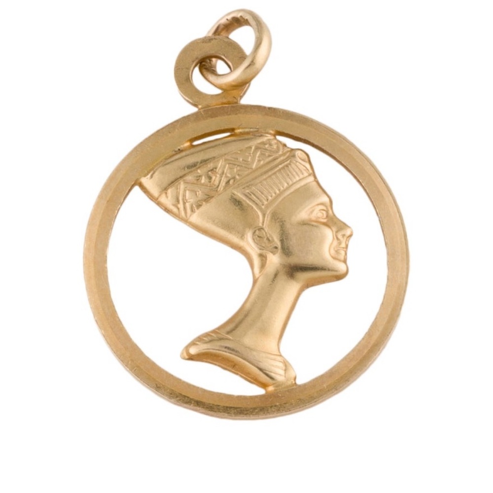 18k yellow gold Queen Nefertiti open medallion Pendent 2.6 grams